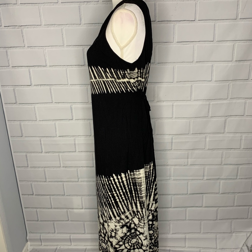 Batik design B/W Dress (no Size) - Picture 6 of 8